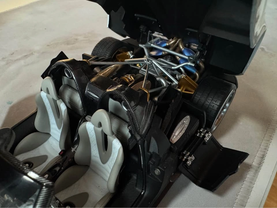 LCD Models Pagani Huayra Roadster 1:18 - photo 3