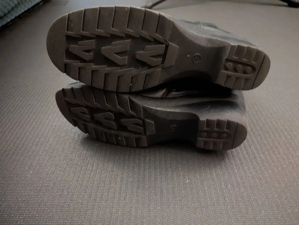 Stylish Black Leather Wedge Boots - Size 39 or 8.5 image indicator(3)