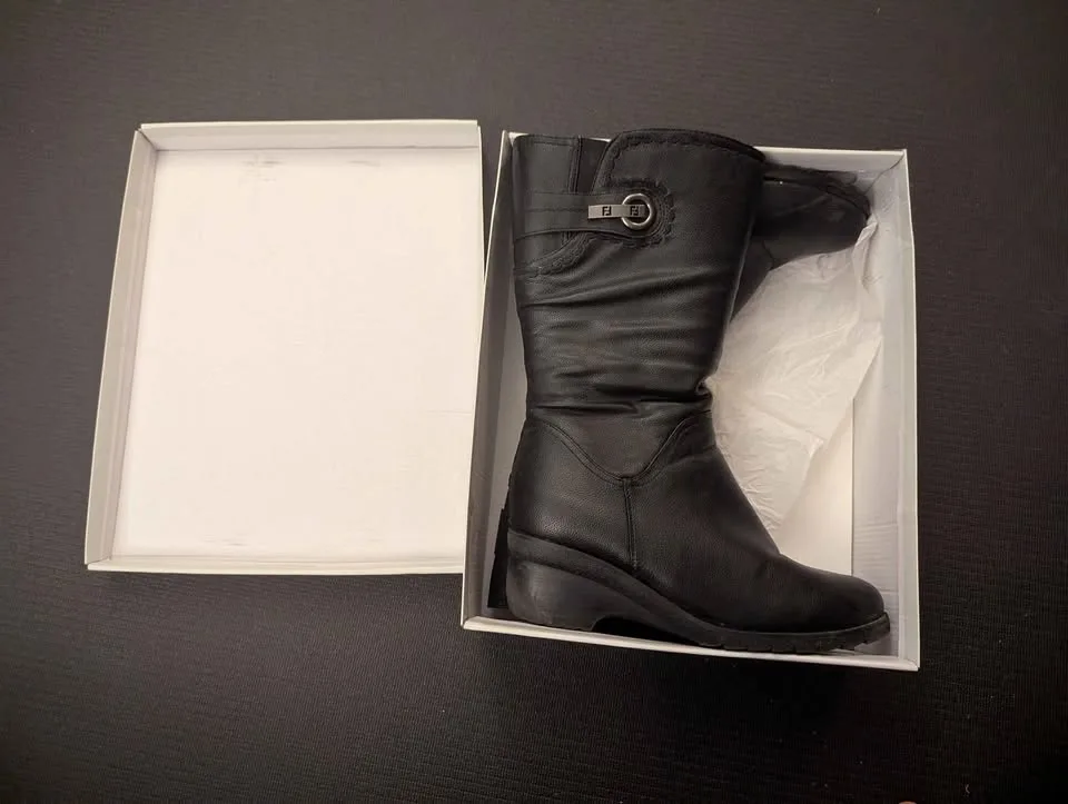 Stylish Black Leather Wedge Boots - Size 39 or 8.5 image indicator(4)