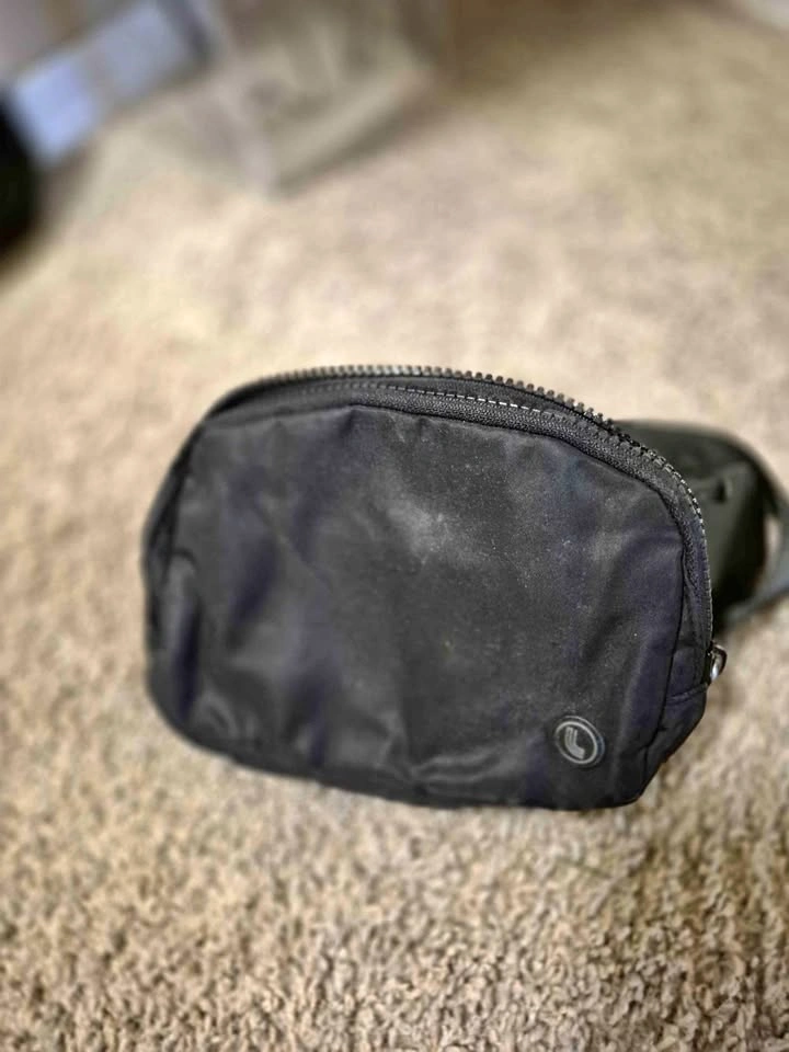 Lolë Crossbody bag