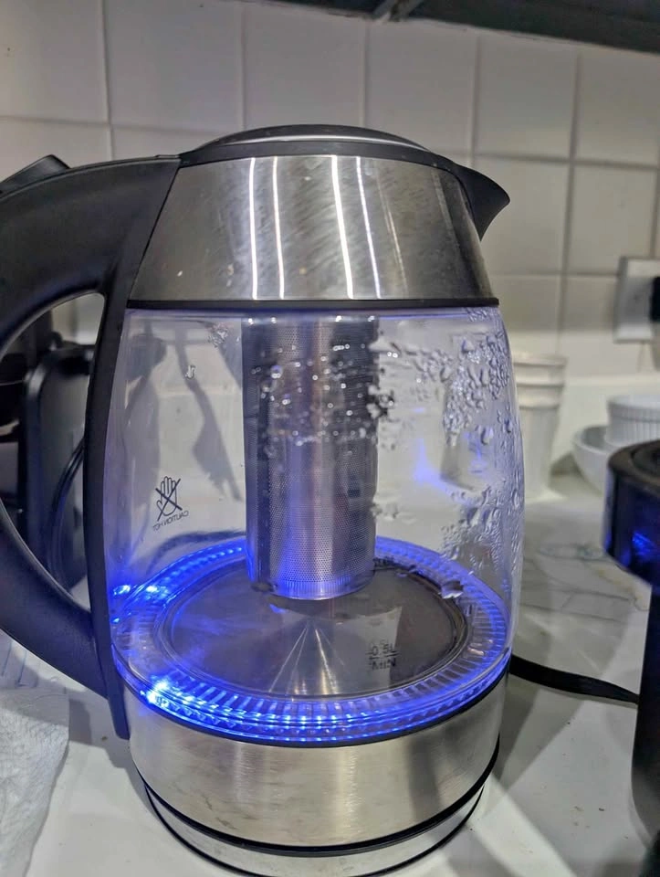Chefman 1.8l electric kettle with strainer