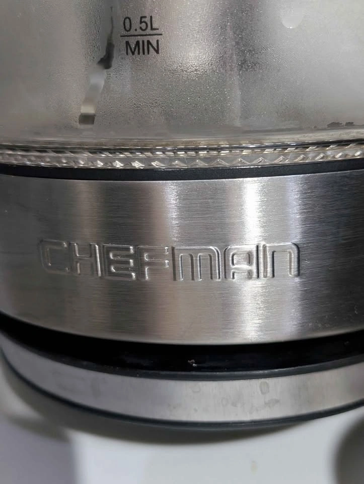 Chefman 1.8l electric kettle with strainer - photo 2