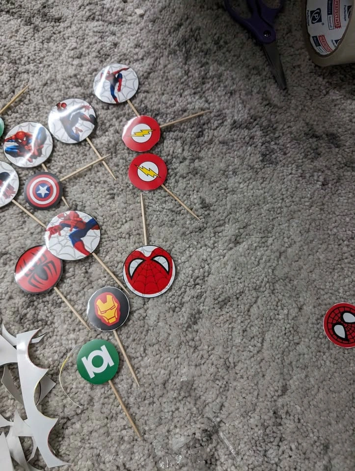Superhero birthday party decor and favors - photo 4