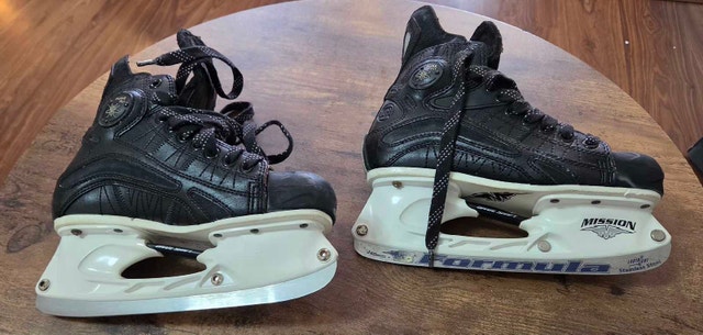 Hockey skates, helmet, and blade protectors - photo 3