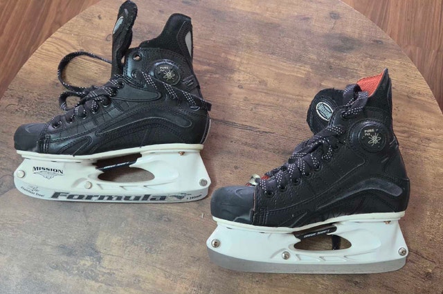 Hockey skates, helmet, and blade protectors - photo 4