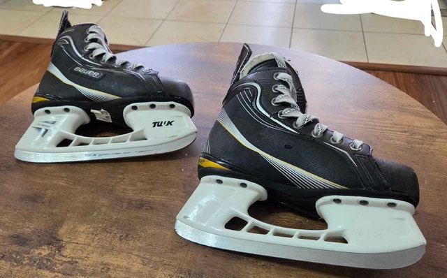 Hockey skates, helmet, and blade protectors - photo 5