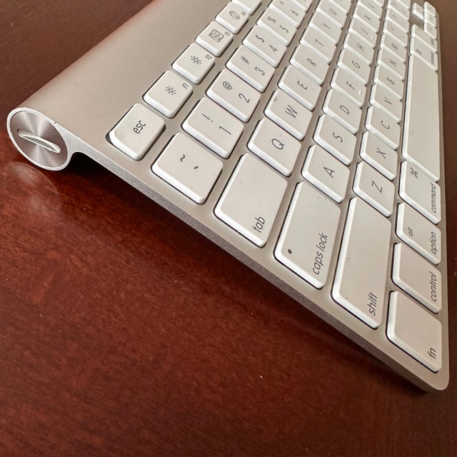 Apple Wireless Keyboard A1314 – Excellent Condition