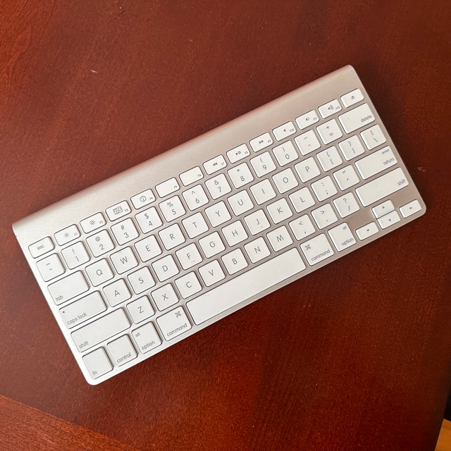 Apple Wireless Keyboard A1314 – Excellent Condition - photo 2