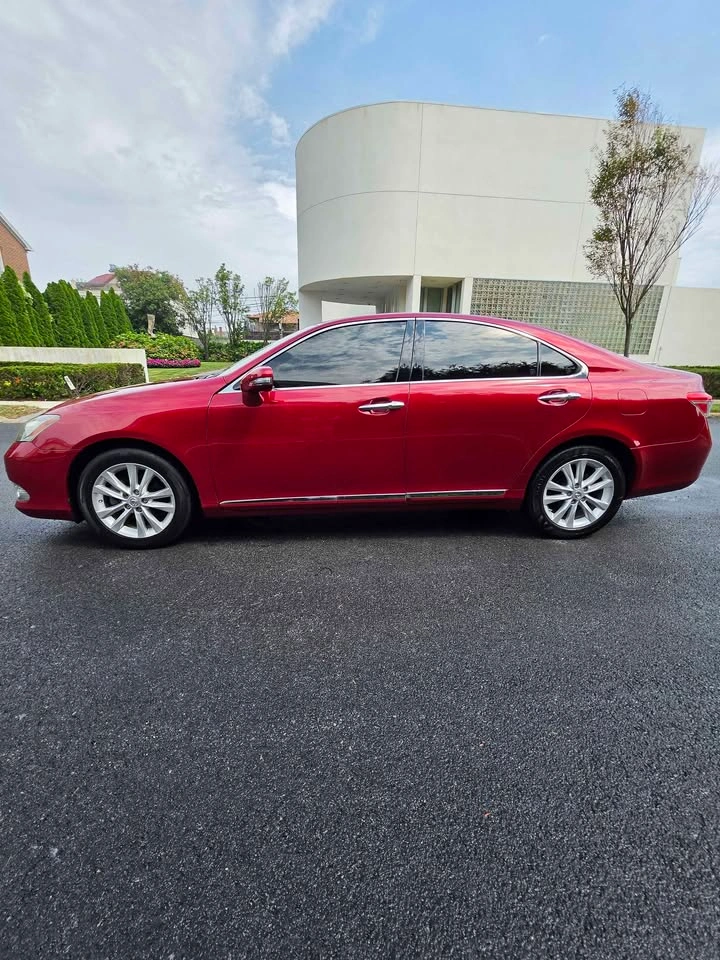 2012 Lexus ES 350 Ultra Luxury Sedan - photo 2
