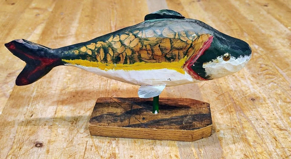 VINTAGE WOOD HAND CARVED FISH COTTAGE DECOR 10 inches