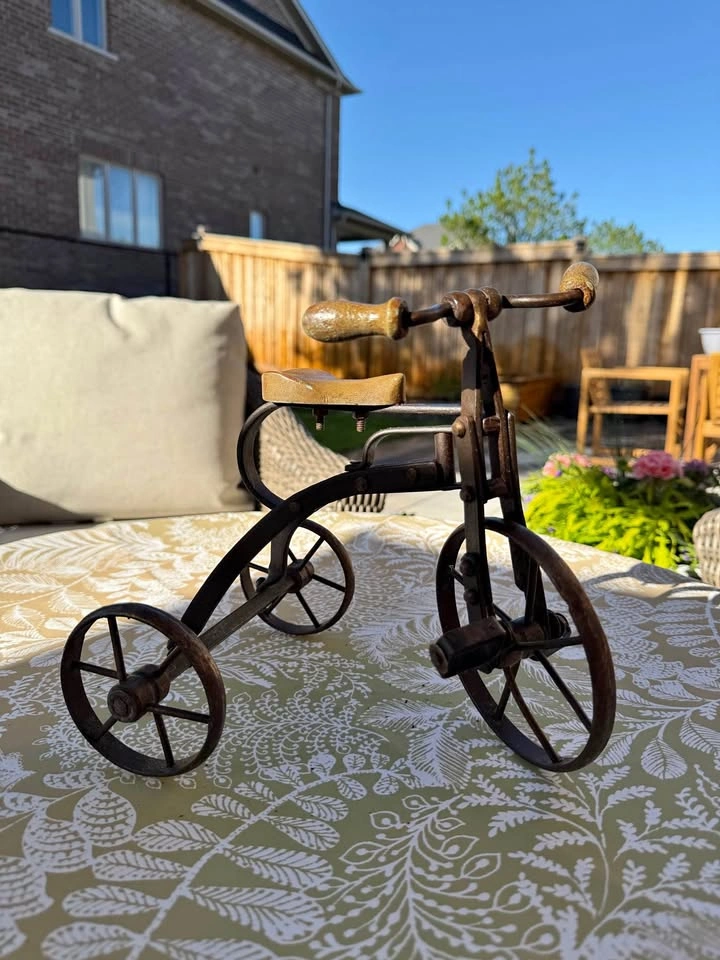 Vintage Style Moving Metal Tricycle Sculpture – Industrial Bicyc