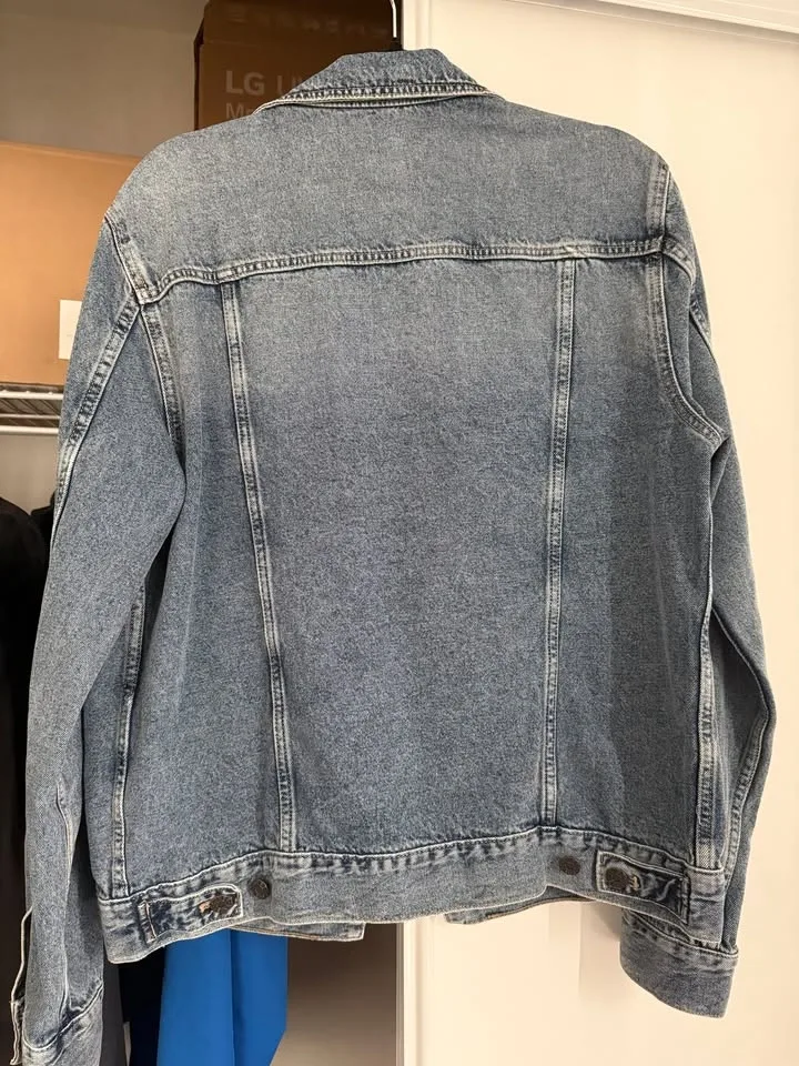 GUESS Men's Classic Denim Jacket - Medium (Medium Wash) - photo 2