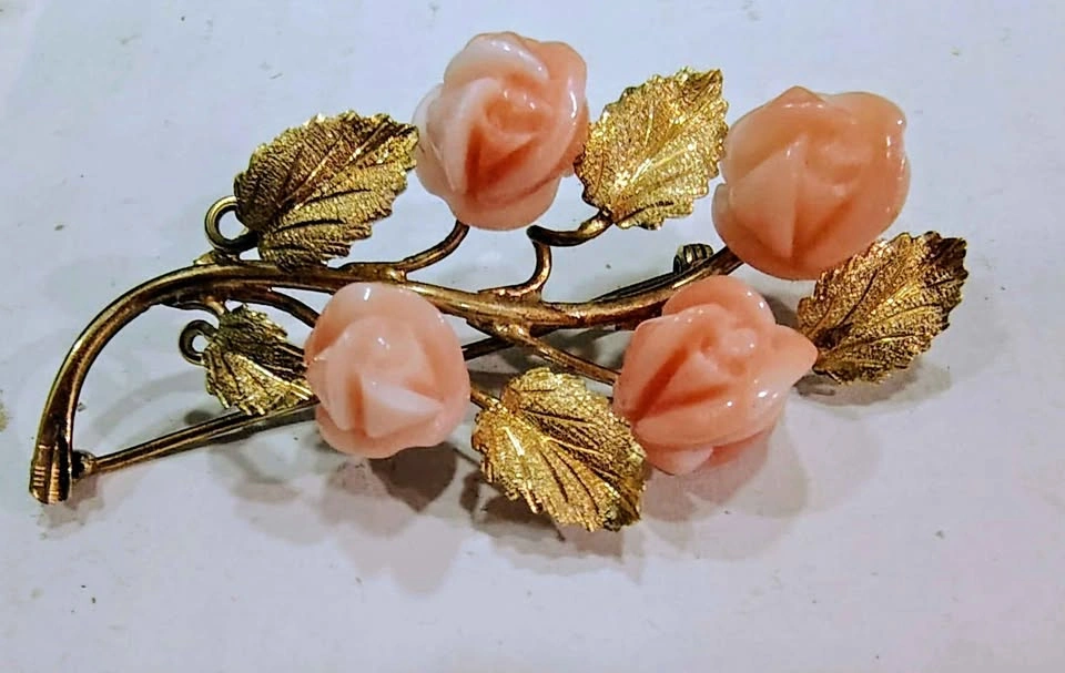 Vintage 18k brooch with 4 coral roses