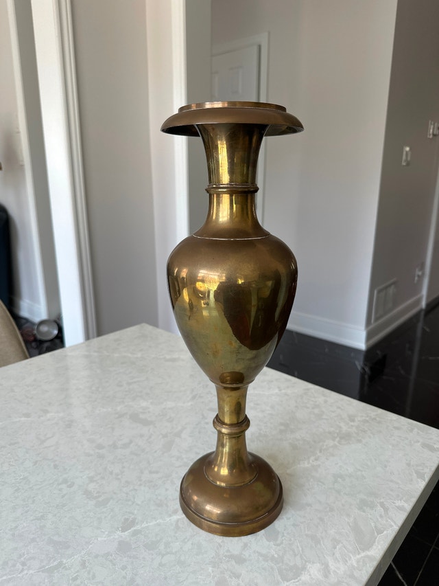 Vintage 18.5” polished solid brass vase. - photo 2