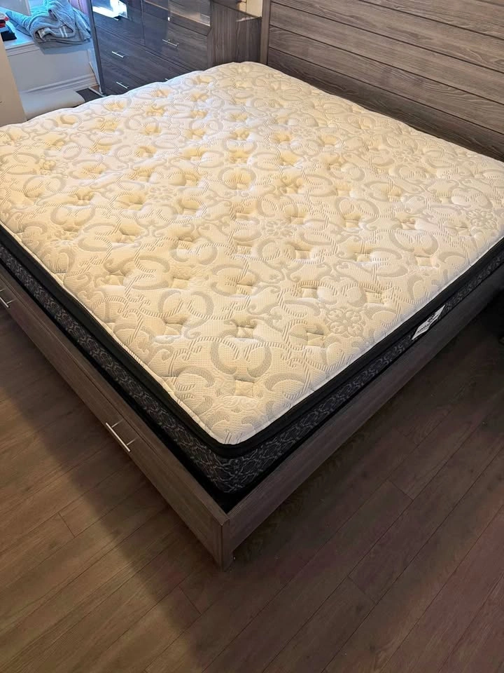 King Size Kingsdown Mattress clean & in PERFECT condition