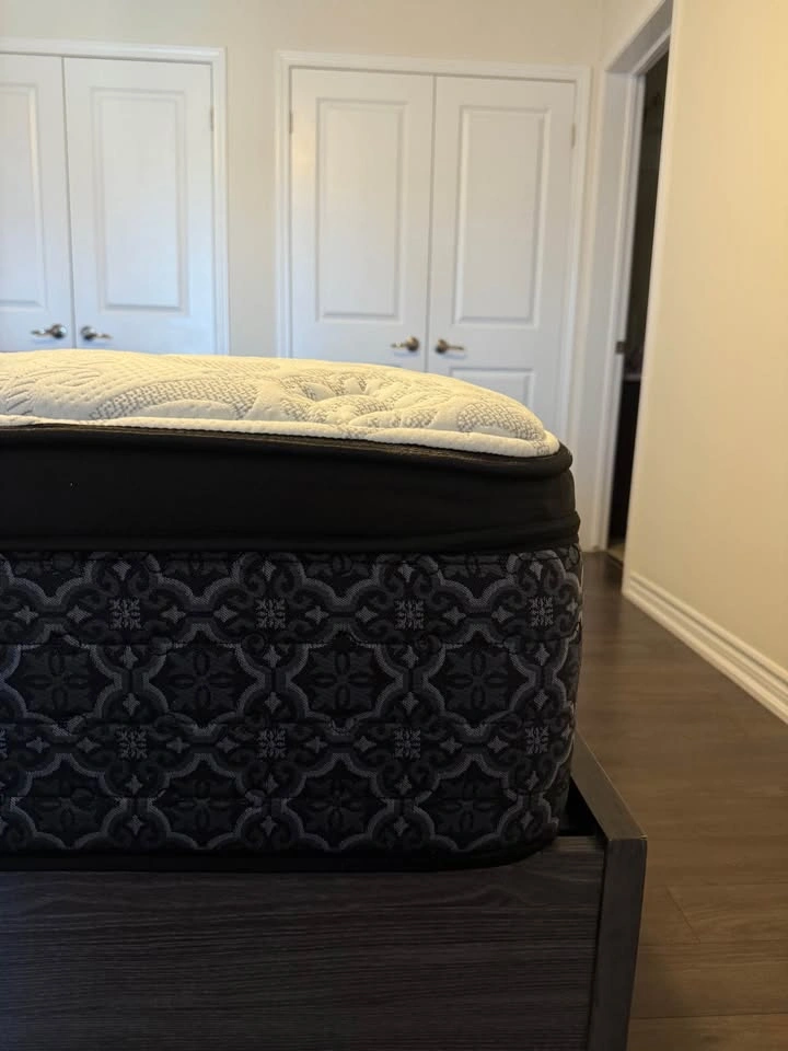King Size Kingsdown Mattress clean & in PERFECT condition - photo 4