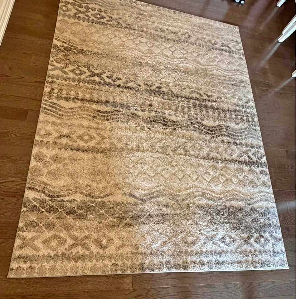 Hometrends Grey and White 5’3” × 7’ Area Rug