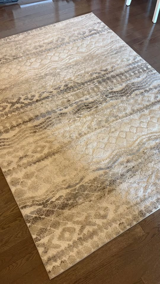 Hometrends Grey and White 5’3” × 7’ Area Rug - photo 2