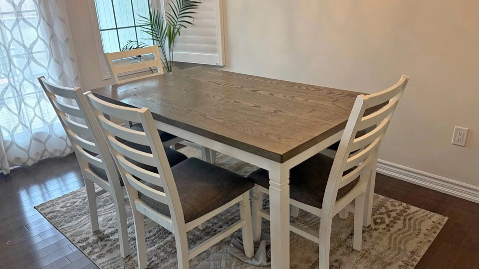 Leon’s 6-Piece Two-Tone Dining Set with Table, 4 Chairs, and Ben