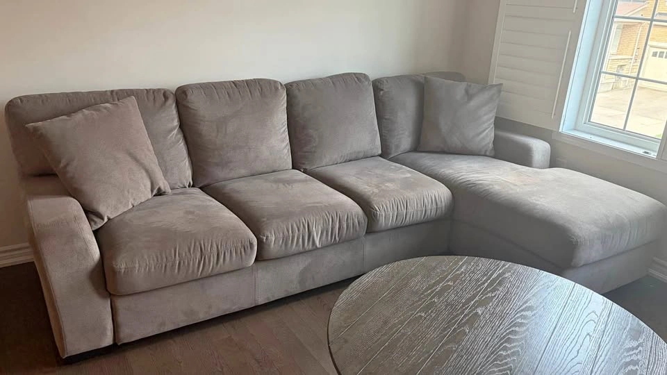 Leon’s Grey Sectional Sofa with Right-Facing Chaise