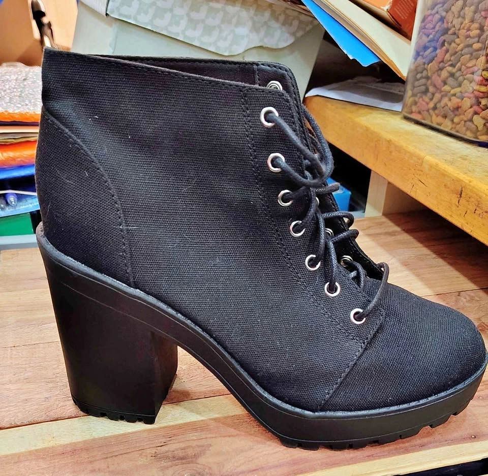 BRAND NEW BLACK WOMENS BOOTS SIZE 9.5