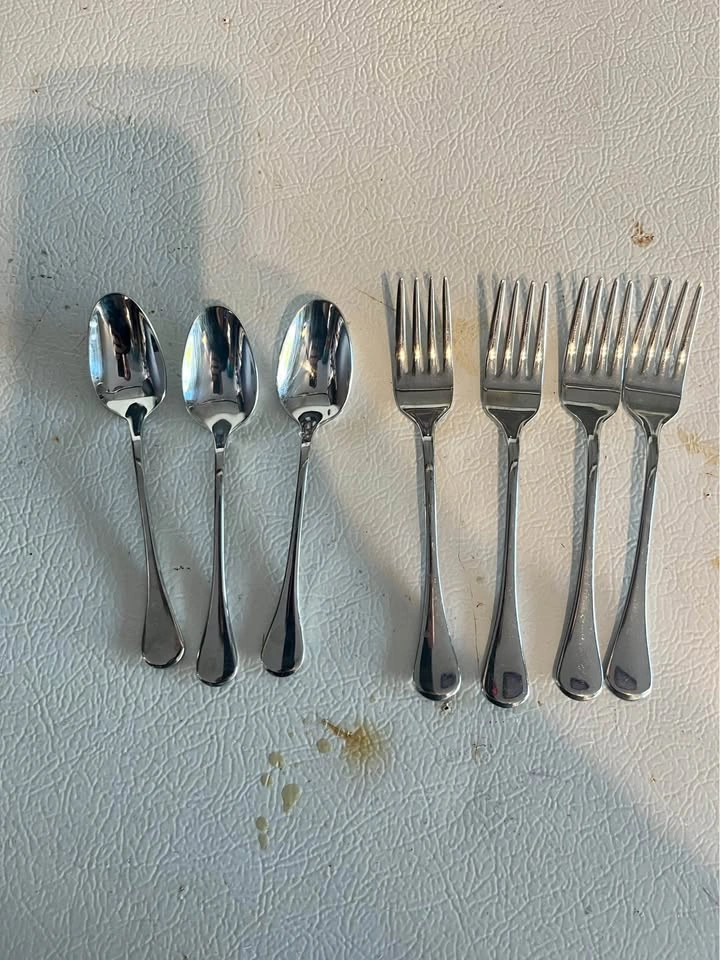 International and Oneida Stainless Mixed Flatware Set - photo 3