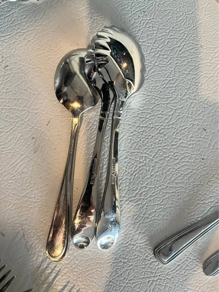 International and Oneida Stainless Mixed Flatware Set - photo 5