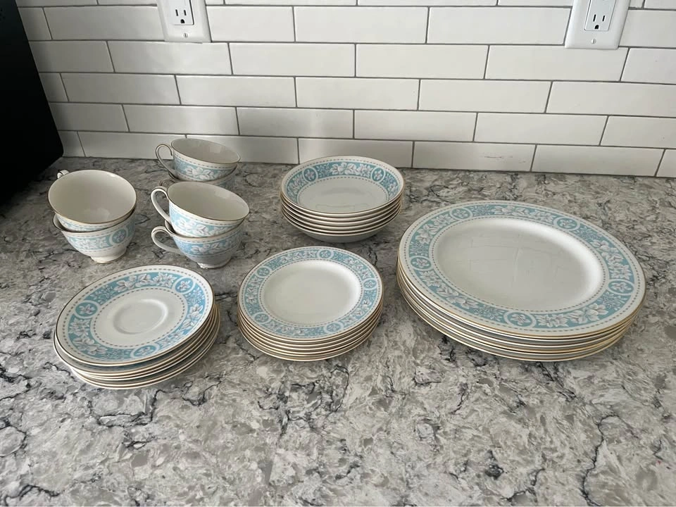 Royal Doulton Hampton Court China Set - photo 2