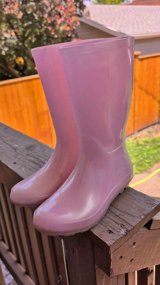 Girl rain boots size 3