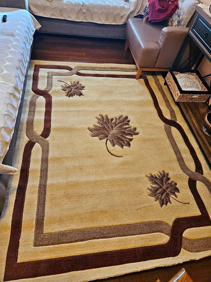 Beautiful rug with vine design 7x6 excellent condition
