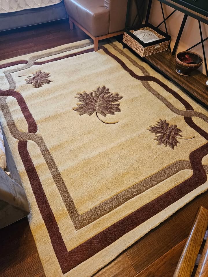 Beautiful rug with vine design 7x6 excellent condition - photo 2