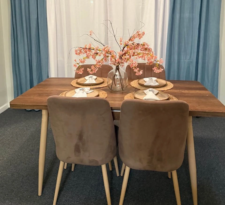 Extendable Wooden Dining Table with 4 Velvet Chairs - photo 3
