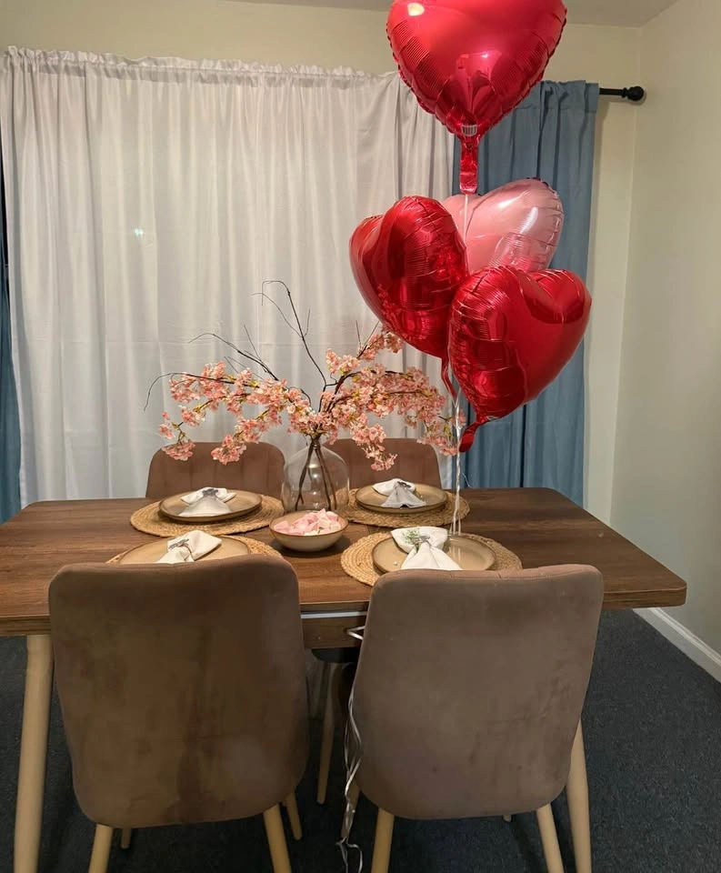 Extendable Wooden Dining Table with 4 Velvet Chairs - photo 4