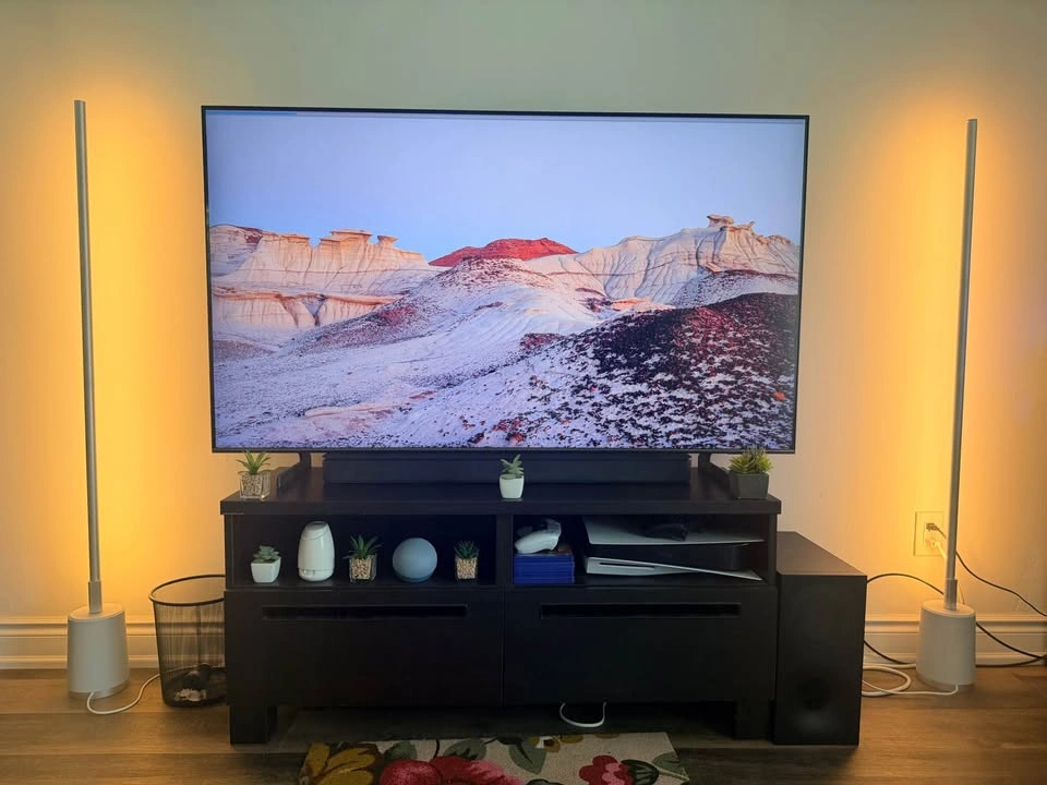 Samsung 65” QLED 4K Smart TV [Like New] - photo 2