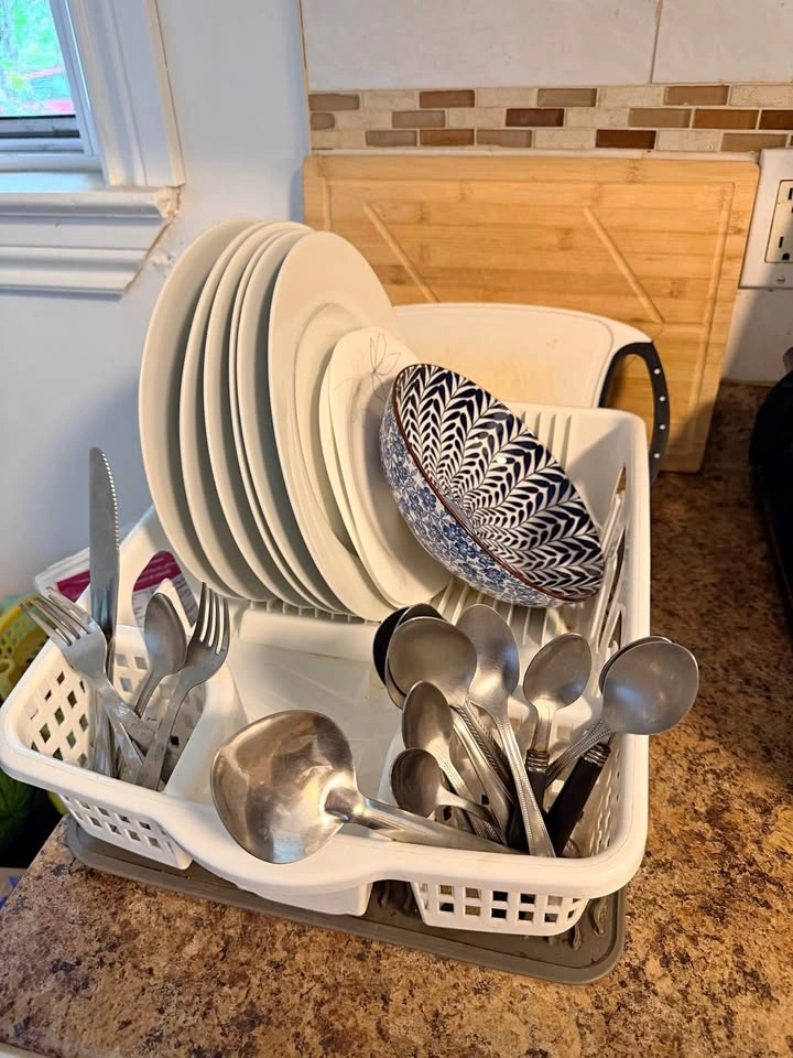 Complete Kitchen Set – Plates, Bowls, Cutlery, Chopping Boards &