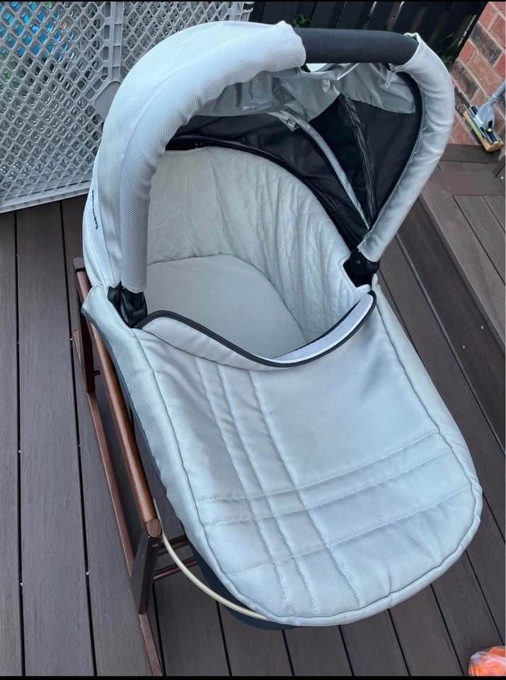 UPPAbaby Bassinet + Jolly Jumper – Excellent Condition - photo 2