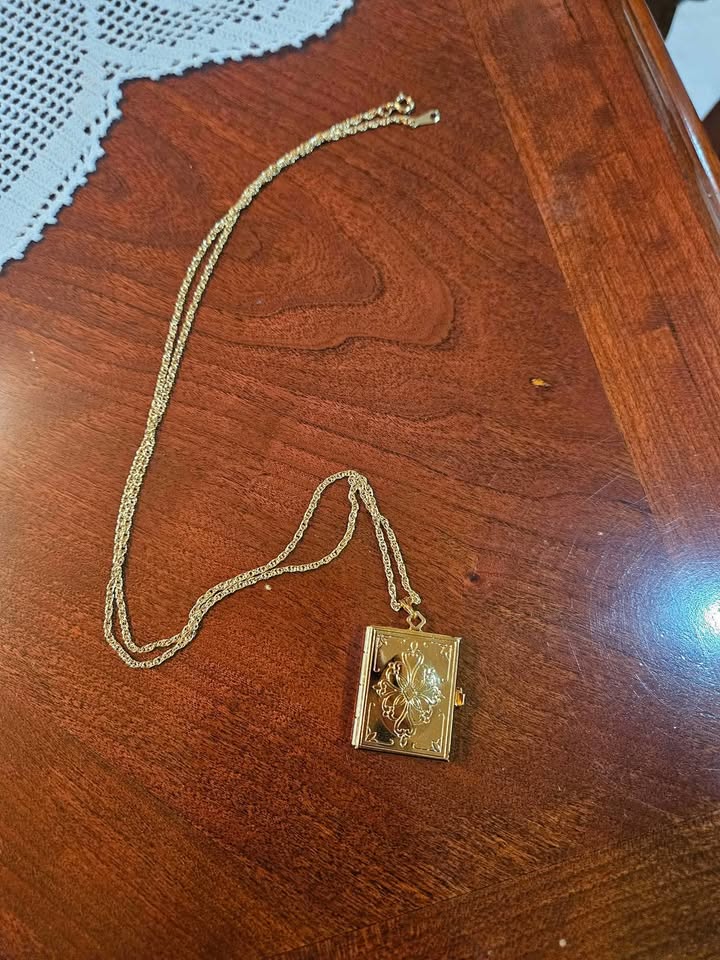 1991 Vintage multiple 3 photo book locket necklace - photo 2
