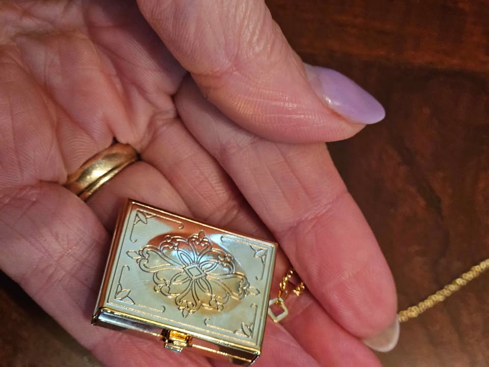 1991 Vintage multiple 3 photo book locket necklace - photo 3