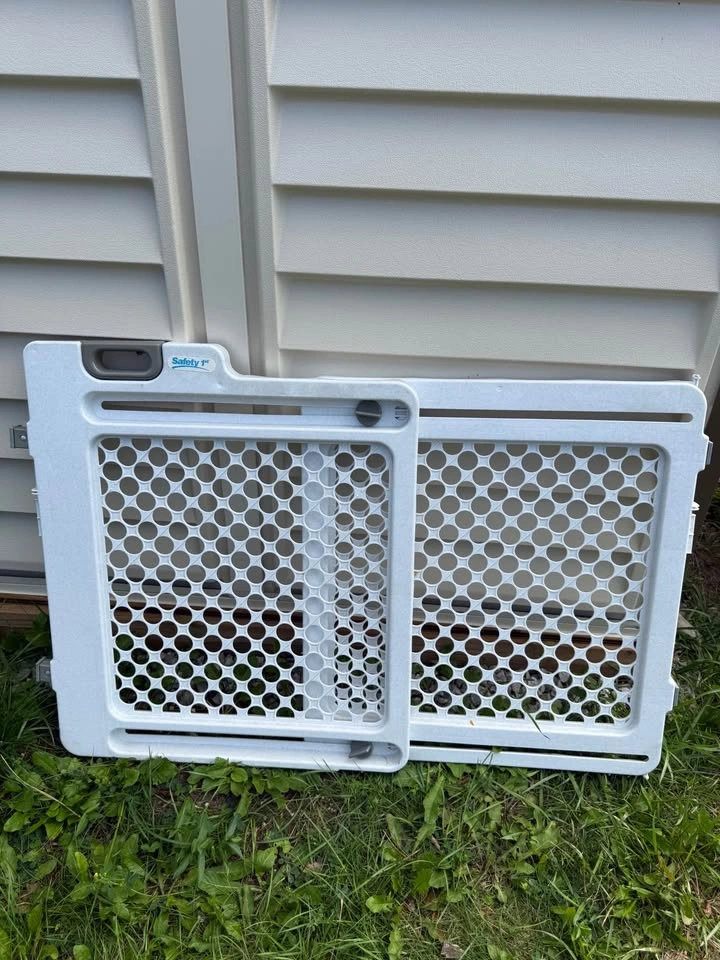 Safety 1st Plastic Safety Gates - photo 3