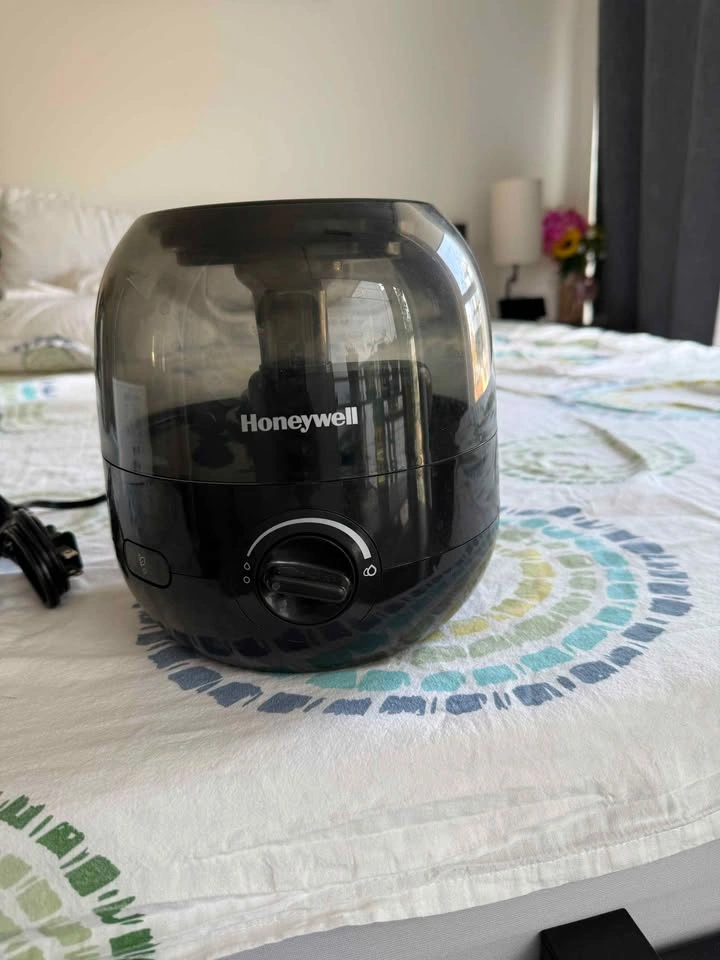 Portable Ceramic Space Heater & 2 Cool Mist Humidifiers - photo 3