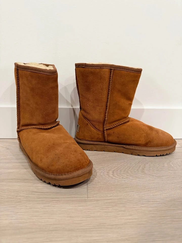 UzR Australia Womens Sheepskin Boots (US9.5 / EU40)