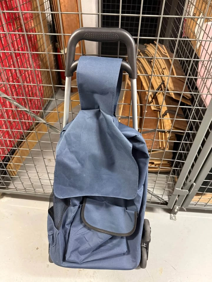 Shopping cart with wheels - photo 2