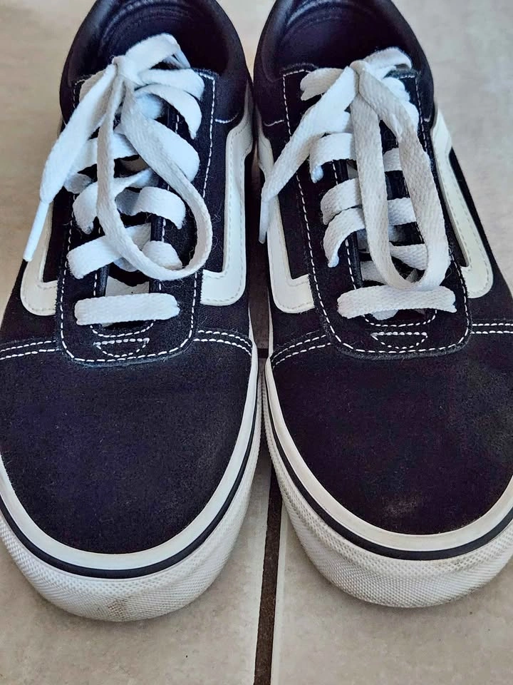 Vans women's black and white ward sneakers size 5.5