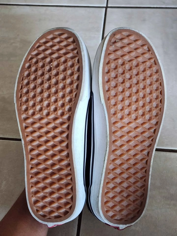 Vans women's black and white ward sneakers size 5.5 - photo 4