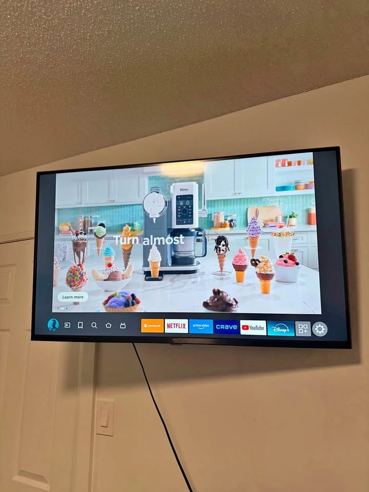 Amazon Fire TV 43” 4K UHD + Suptek Swivel TV Wall Mount