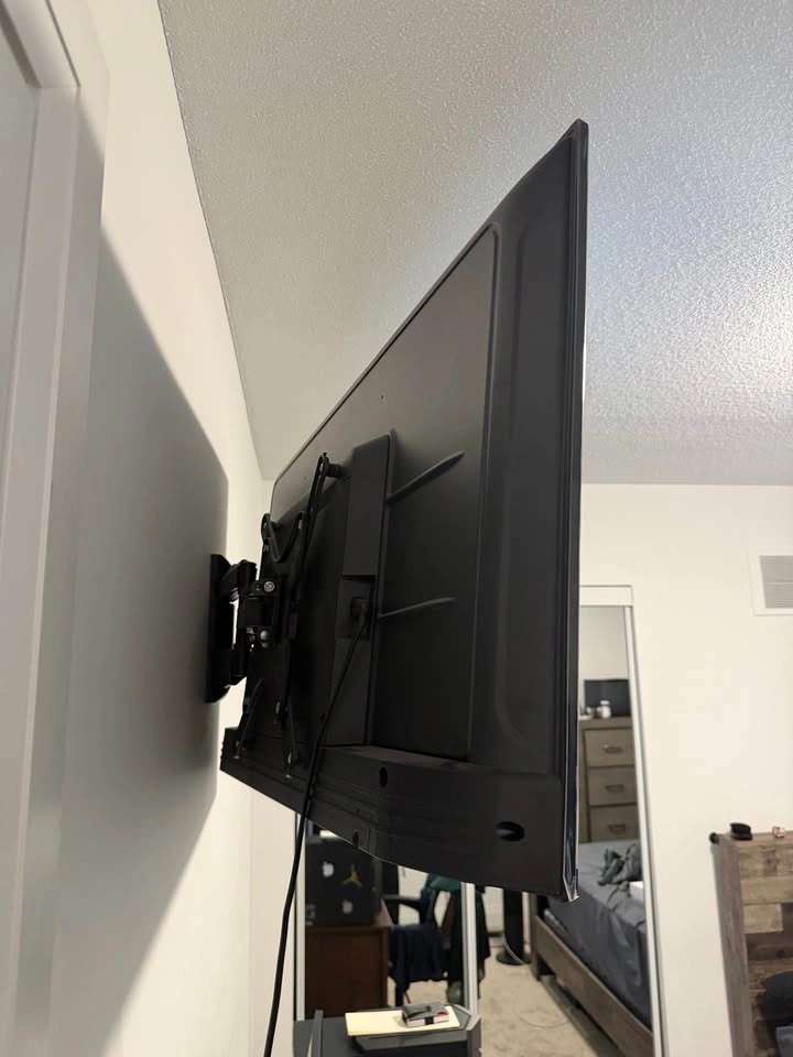 Amazon Fire TV 43” 4K UHD + Suptek Swivel TV Wall Mount - photo 2