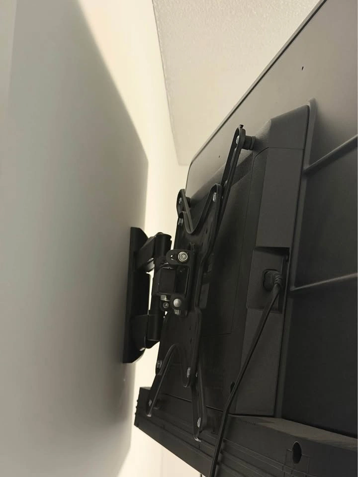 Amazon Fire TV 43” 4K UHD + Suptek Swivel TV Wall Mount - photo 3