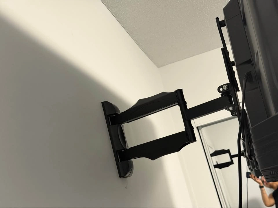 Amazon Fire TV 43” 4K UHD + Suptek Swivel TV Wall Mount - photo 4
