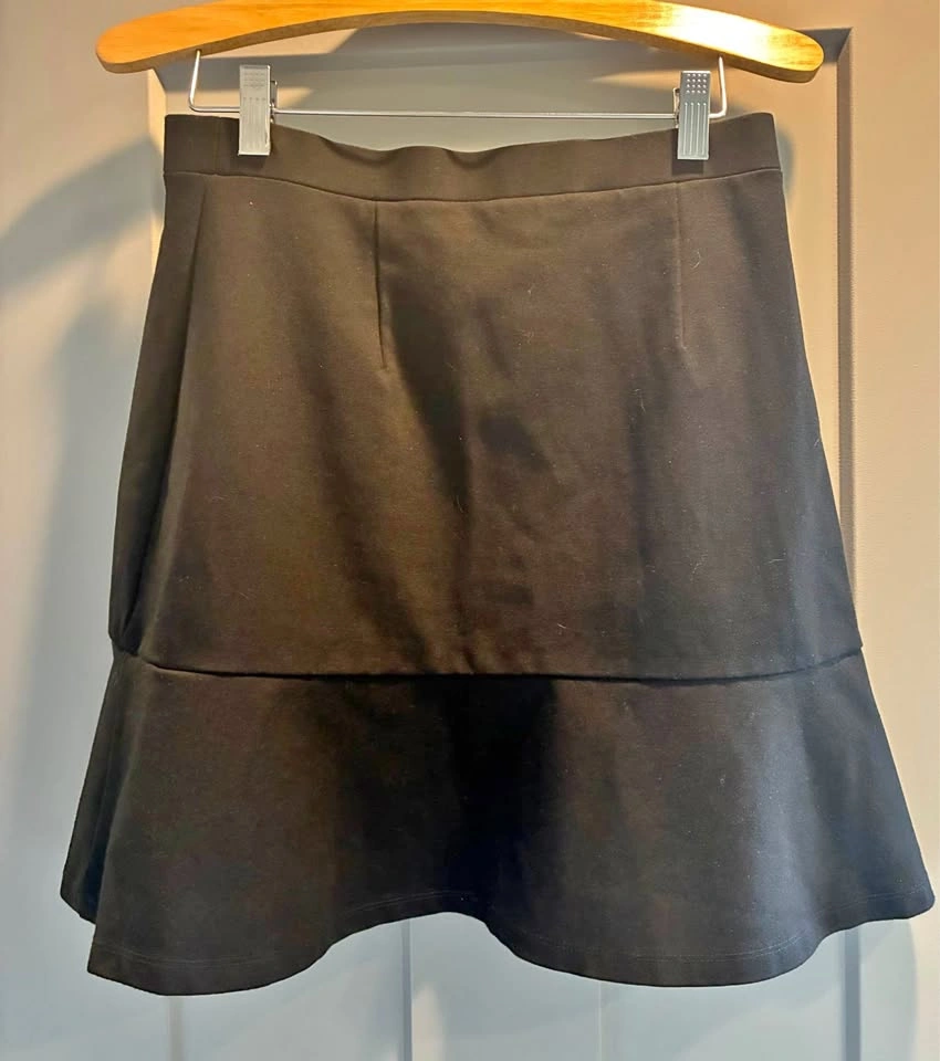 Loft stretchy black skirt, S
