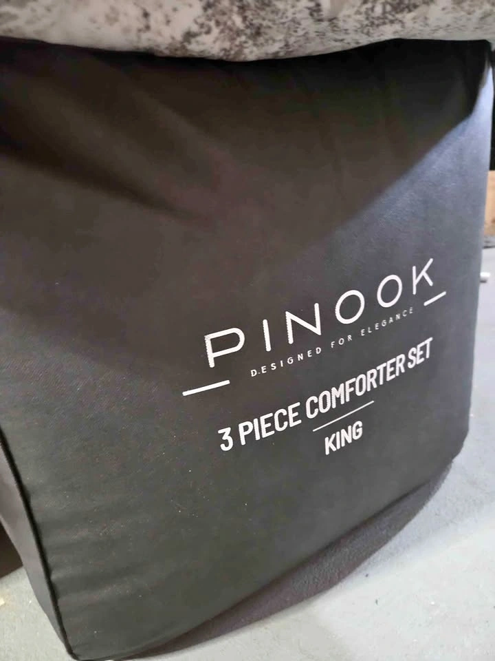 NEW - Pinook 3 Piece King Comforter Set